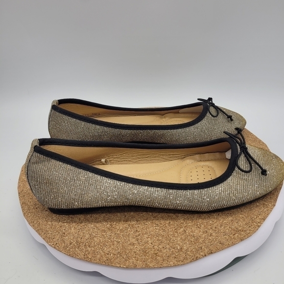 CL BY LAUNDRY Shimmering Gold Fabric Black Bow Ballet Flat Women's 7 - Picture 3 of 6